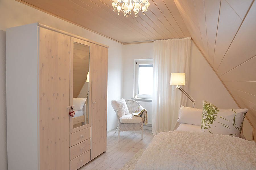 Schlafzimmer mit 1 Bett (Obergeschoss), Fewo Nessel in Haßloch/Pfalz